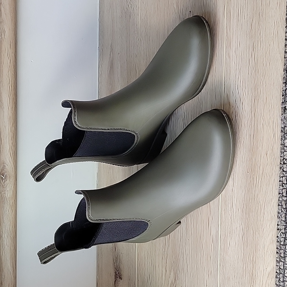 Chelsea Rain Boots, green, size 7
